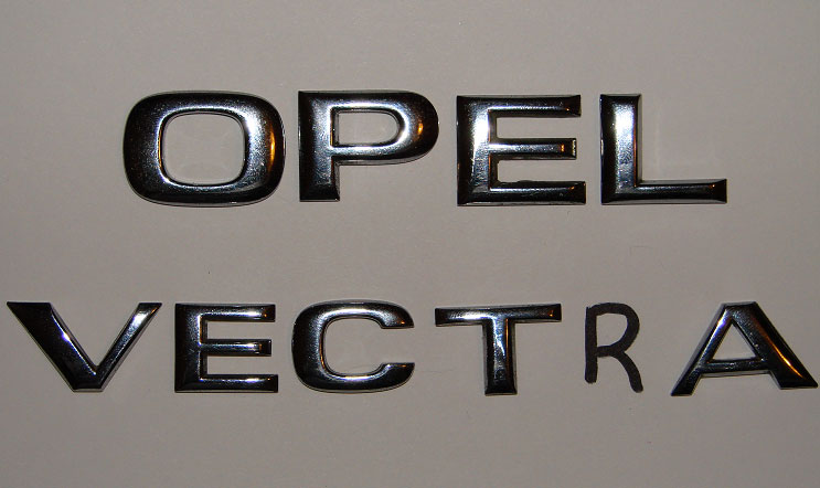 Отвалившаяся надпись Opel Vectra